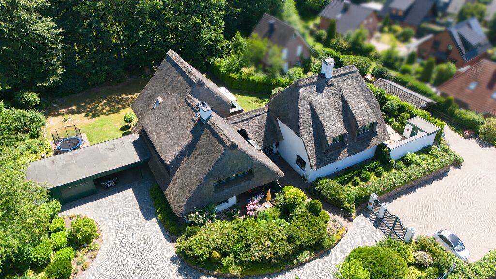 In Ortslage: Reetdachensemble mit Sylter Charakter – Einfamilienhaus mit 4 weiteren Wohneinheiten, 21218 Seevetal
