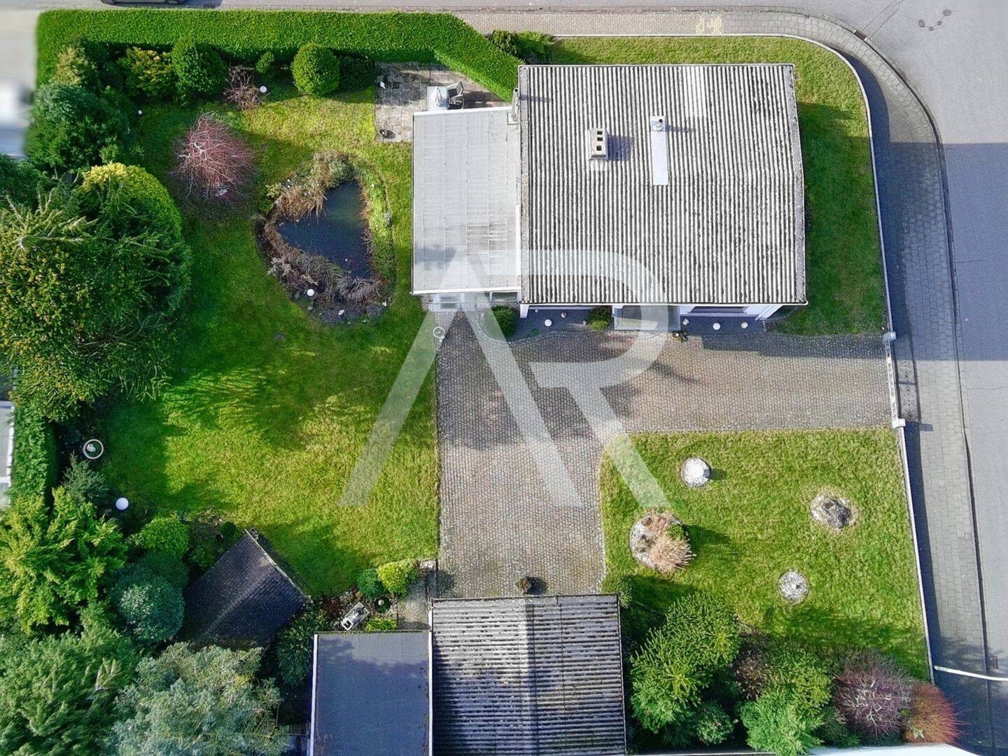 Platz für die ganze Familie mit Wintergarten, zwei Garagen und Einbauküche in Titz-Rödingen!, 52445 Titz