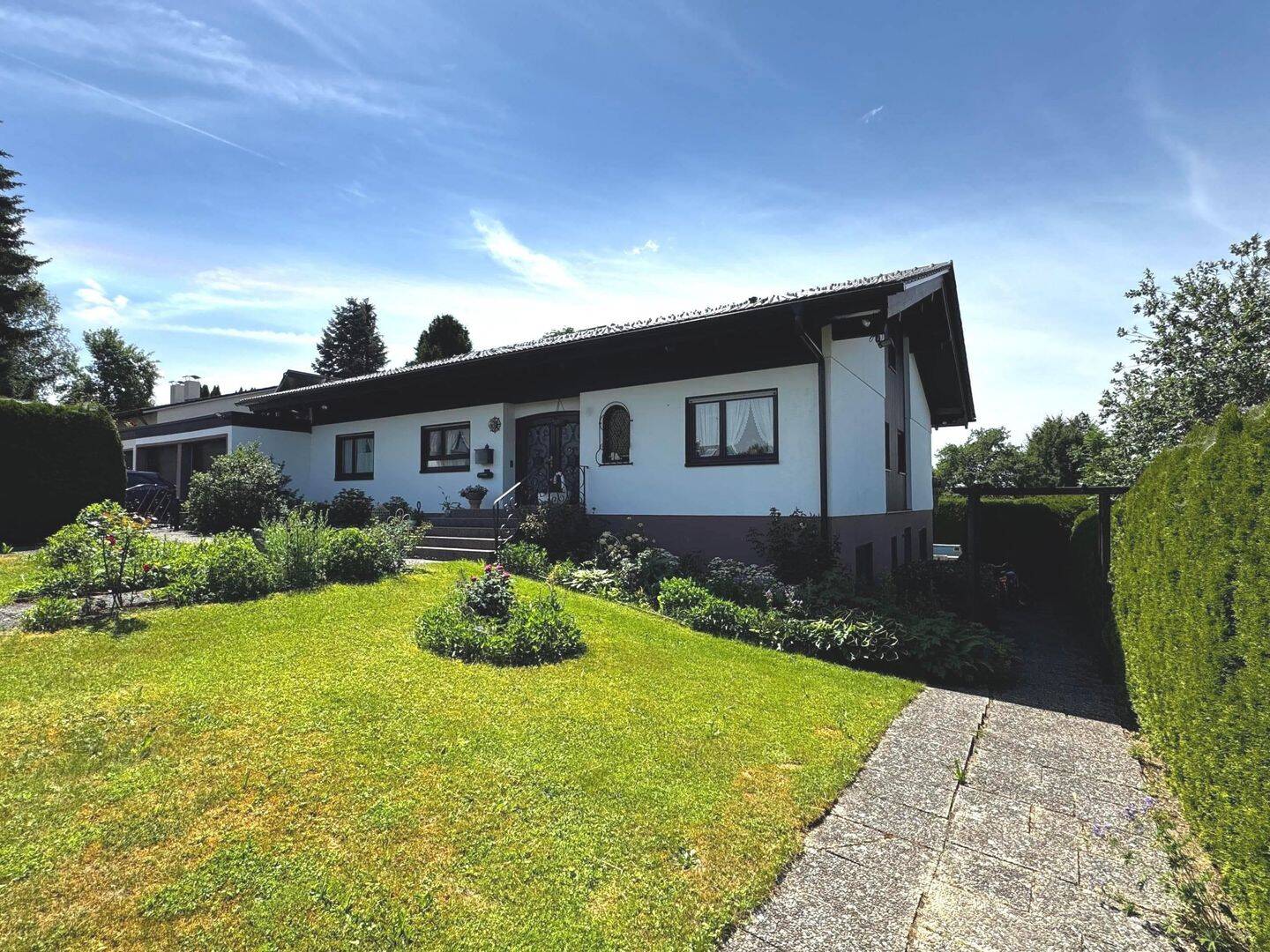 Gehobenes Wohnhaus mit großzügigem Grundstück, Pool sowie zwei Garagen in Isny im Allgäu, 88316 Isny im Allgäu