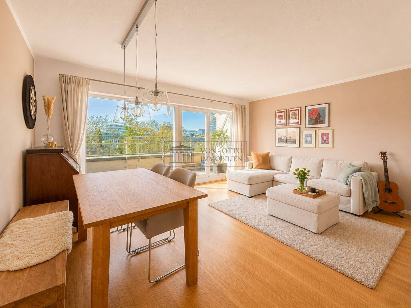 Kölner Stadtwohnung mit Domblick: Helle Zimmer und großer Balkon