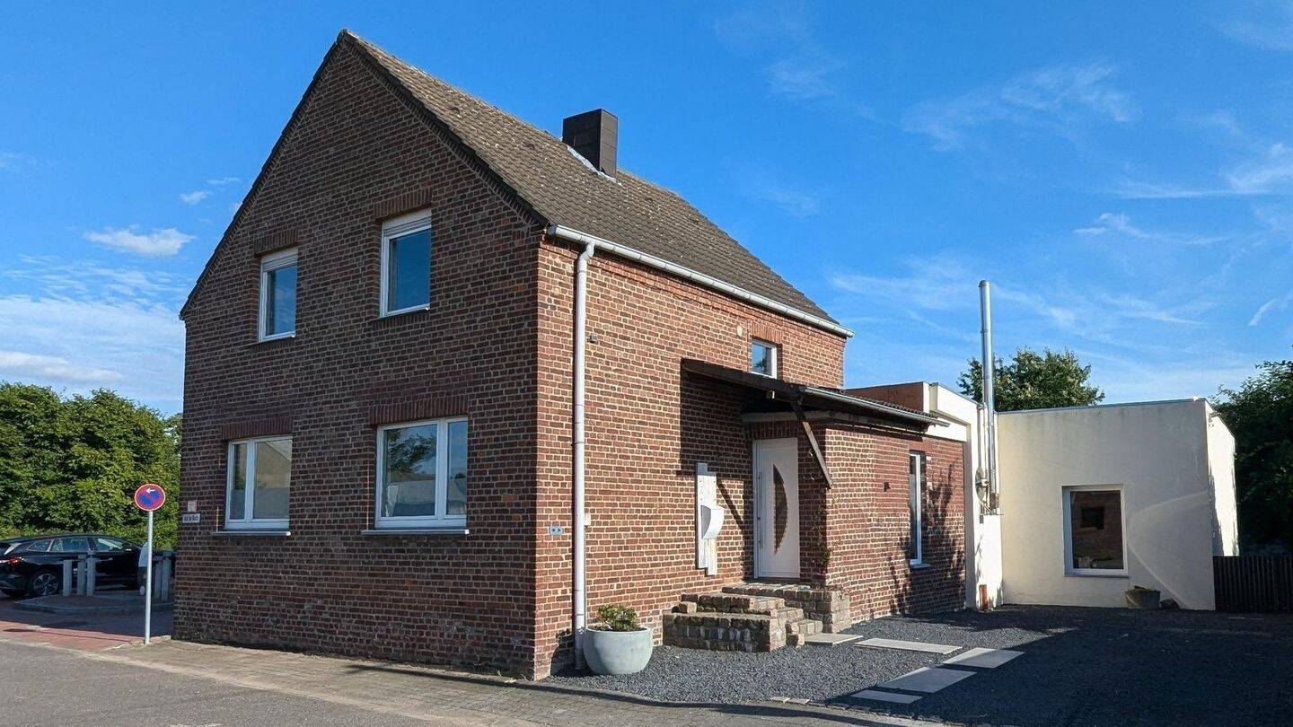 Modernisiertes Einfamilienhaus mit neuem Anbau und luxuriöser Poolanlage in Kirchhoven, 52525 Heinsberg