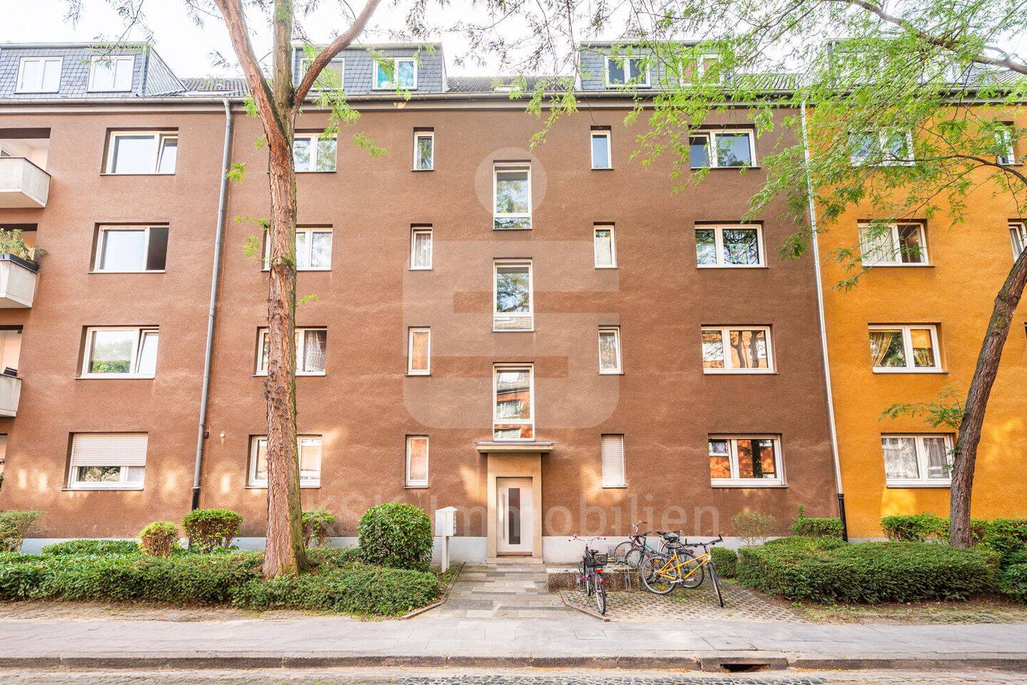 Bezugsfreie und lichtdurchflutete Dachgeschosswohnung in ruhiger Lage., 50737 Köln (Nippes Longerich Weidenpesch)