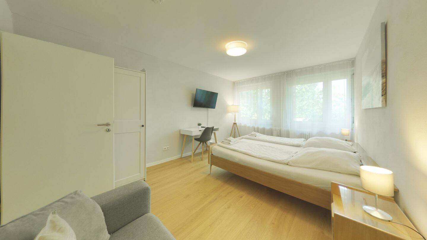 Modern wohnen ohne Renovierungsaufwand – Voll möblierte 2-Zimmer-Erdgeschosswohnung mit barrierefreiem Zugang in NBG, 90471 Nürnberg (Dutzendteich Langwasser Neuselsbrunn Stadion Zollhaus)