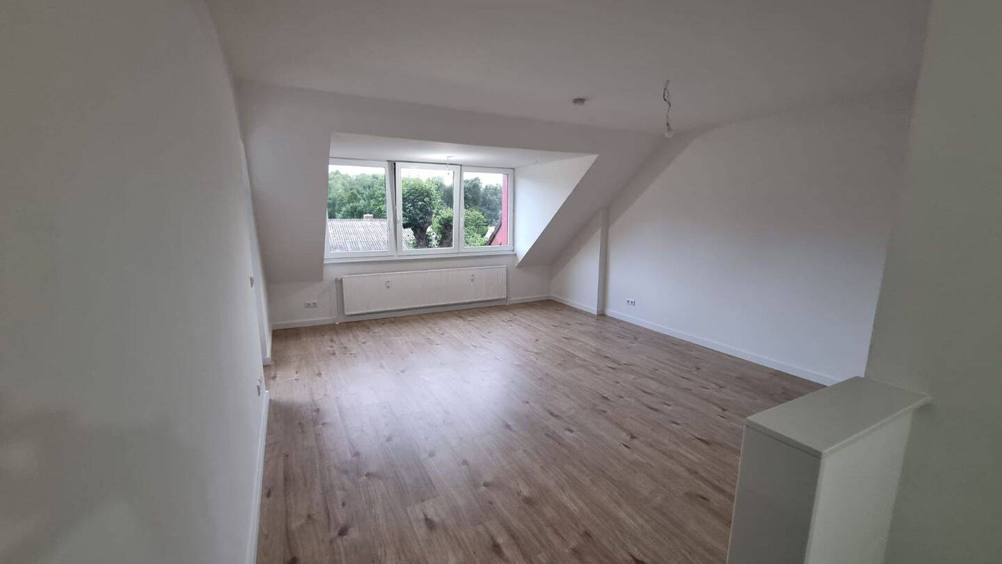 Frisch sanierte 2-Zimmer-Dachgeschosswohnung im 2. OG mit Loggia und Tiefgaragenstellplatz in Hamburg – Kirchsteinbek, Steinbeker Weg, 22117 Hamburg (Mitte Billstedt)
