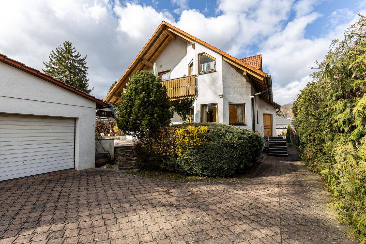 Modernisiertes Mehrfamilienhaus mit 3 Wohneinheiten, Doppelgarage & großem Grundstück, 99867 Gotha