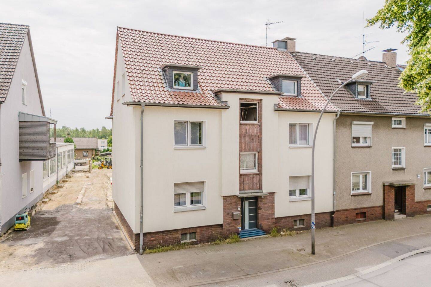Ihre Zukunft im Ruhrgebiet: Solides Drei-Familienhaus in Gladbeck-Alt-Rentfort, 45966 Gladbeck