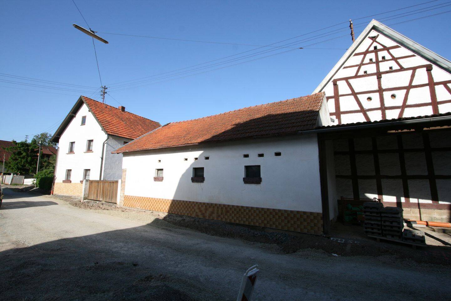 Anwesen mit großzügigem Innenhof und vielseitigen Nebengebäuden in Zimmerau, 97528 Sulzdorf a.d. Lederhecke