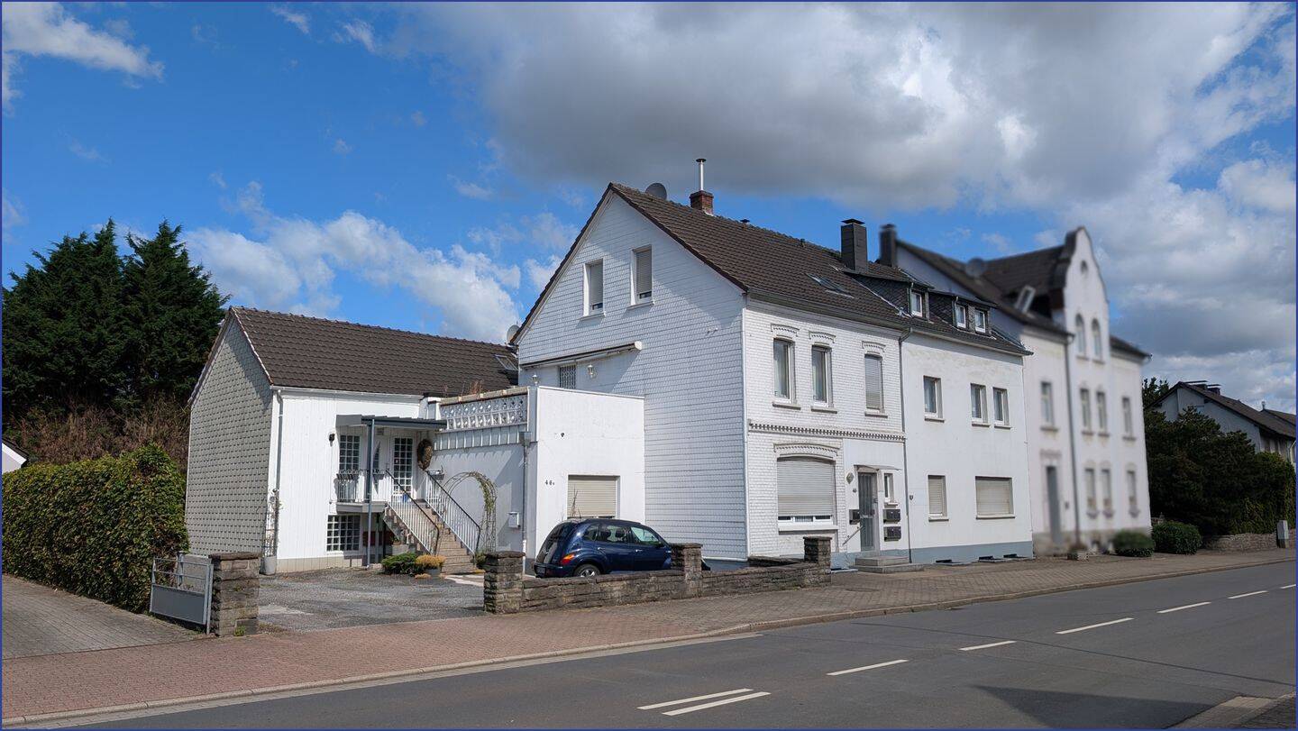 Niedersprockhövel: Besonderes Wohn- und Geschäftshaus mit Ertragspotential und Selbstnutzungsoption, 45549 Sprockhövel