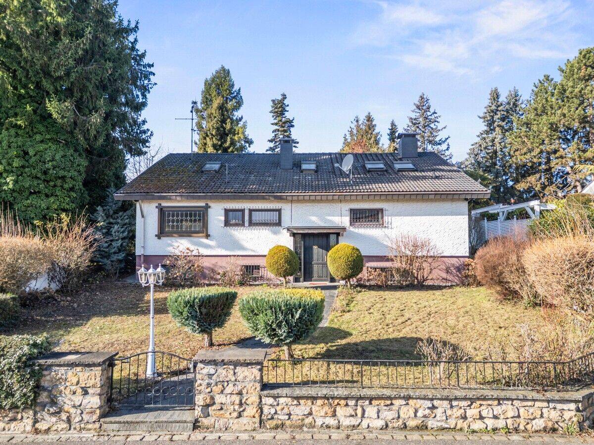 Großzügiges Einfamilienhaus mit Pool in attraktiver Wohnlage von Freiburg-Tiengen, 79112 Freiburg im Breisgau (Munzingen Opfingen Tiengen Waltershofen)