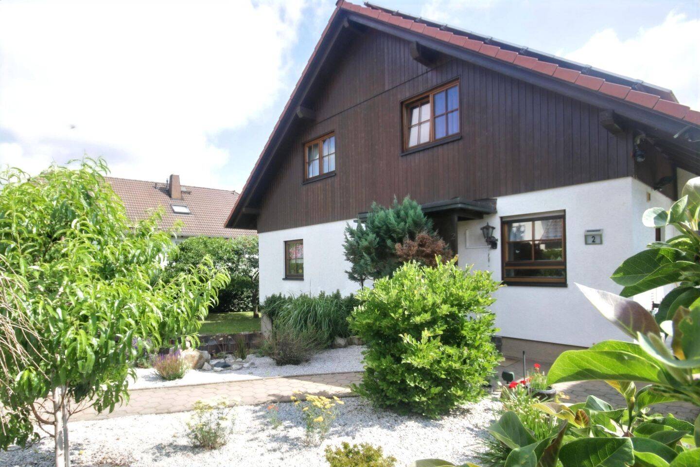 Gepflegtes Einfamilienhaus mit Photovoltaikanlage, Pool und zwei Garagen in ruhiger Wohnlage von Plauen-Neundorf, 8527 Plauen