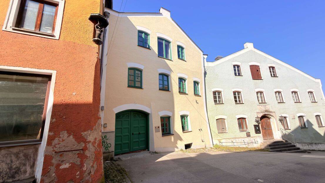 … AIGNER – renovierte Altstadtwohnung im 1.OG mit historischem Ambiente zentrumsnah gelegen …, 84559 Kraiburg a. Inn