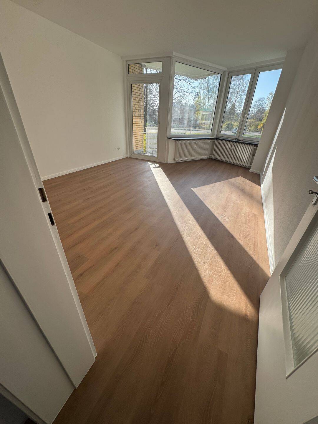 Besichtigung: 23.7.26 um 18 Uhr – Renovierte 2 Zi.-Etagenwohnung mit Venyl, Vollbad/Fenster + Balkon + EBK, 22459 Hamburg (Eimsbüttel Niendorf Schnelsen)