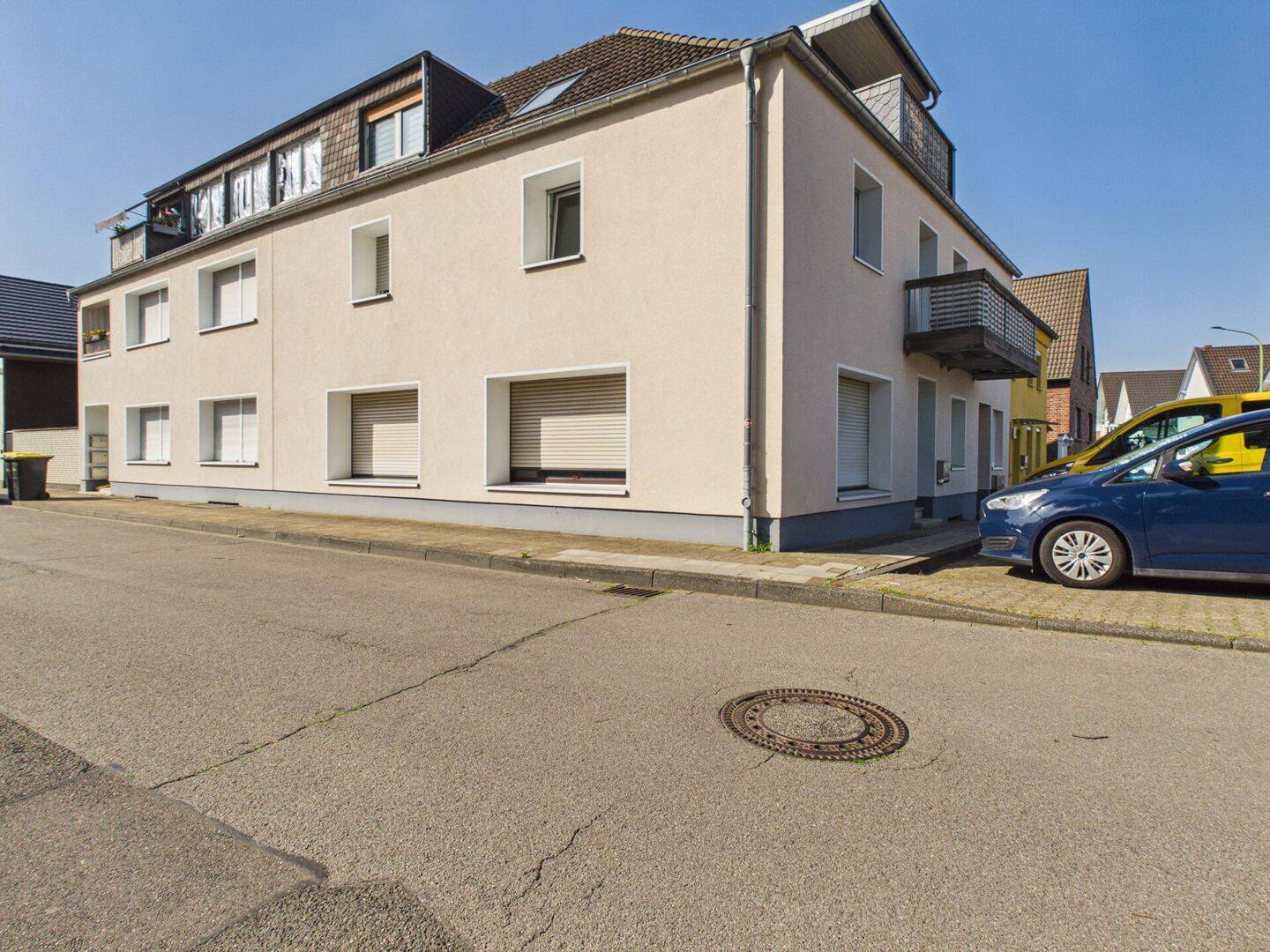 Modernisiertes 6-Familienhaus mit Lagerhalle, Einliegerwohnung und großer Garage.., 52379 Langerwehe