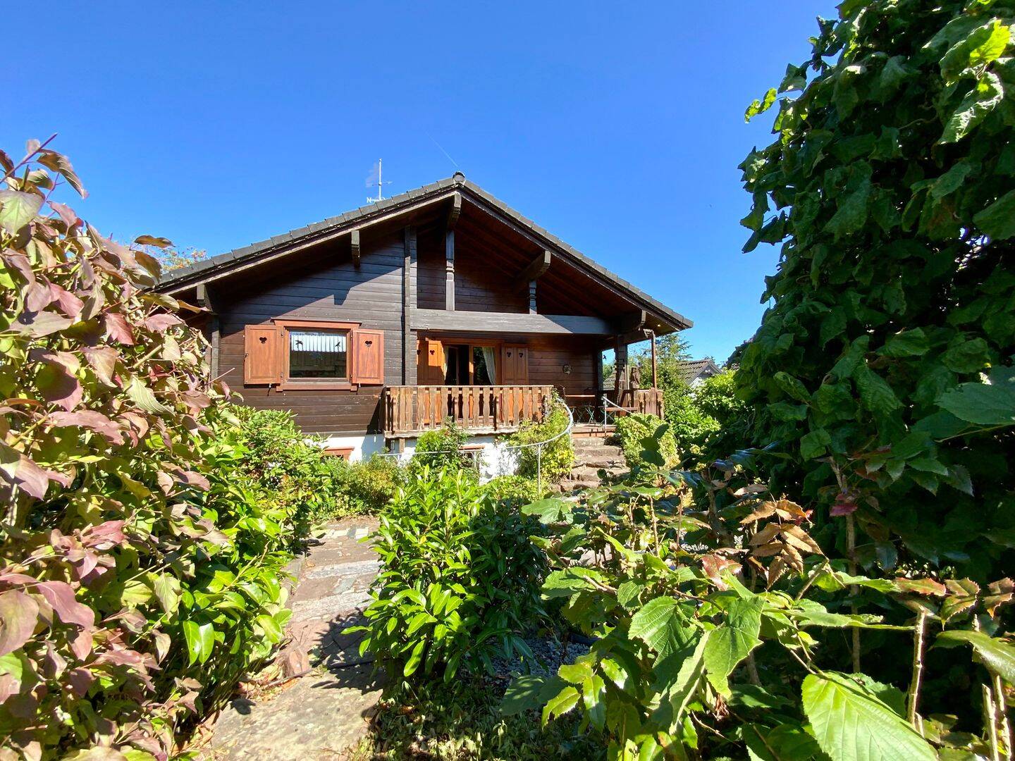 Außergewöhnliches Einfamilienhaus im klassischen Tirolia Blockhausstil – Naturnahes Wohnen auf 1.346 m2 Traumgrundstück. Dieses Holzblockhaus vereint, 54597 Neuheilenbach