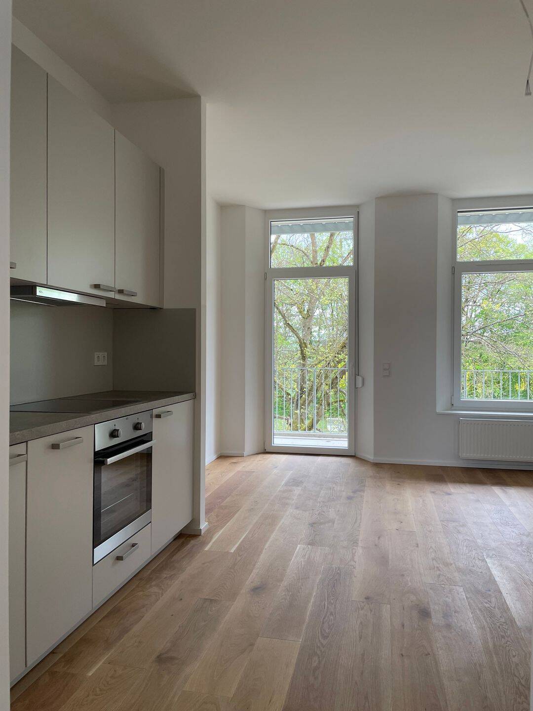 Helle 3-Zimmer-Wohnung mit Echtholzparkett, Einbauküche, großem Balkon und TG-Stellplatz (provisionsfrei), 92224 Amberg