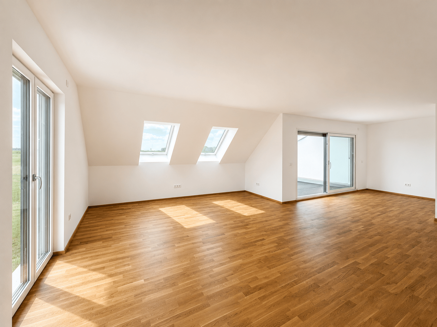 Großzügige 2-Zimmer-Dachgeschosswohnung mit Dachterrasse und Klimaanlage in Allersberg-Altenfelden, 90584 Allersberg