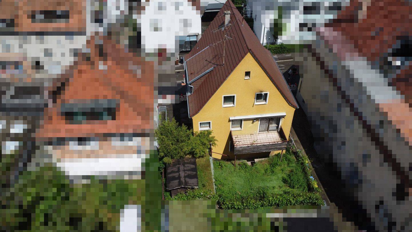Freistehendes Wohnhaus mit kleinen Garten und Garage in zentraler Lage, 70734 Fellbach