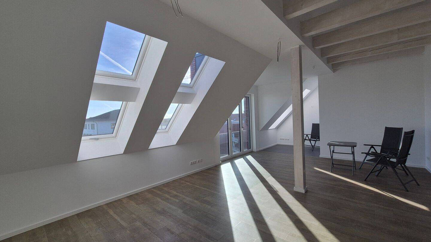 Sonnige 3-Zi-Neubauwohnung (KfW-55) mit 20 m² Dachterrasse, ggf. möbliert, Aufzug & Stellplatz – zentrumsnah in Lüneburg, WG geeignet, 1 J. befristet, 21337 Lüneburg