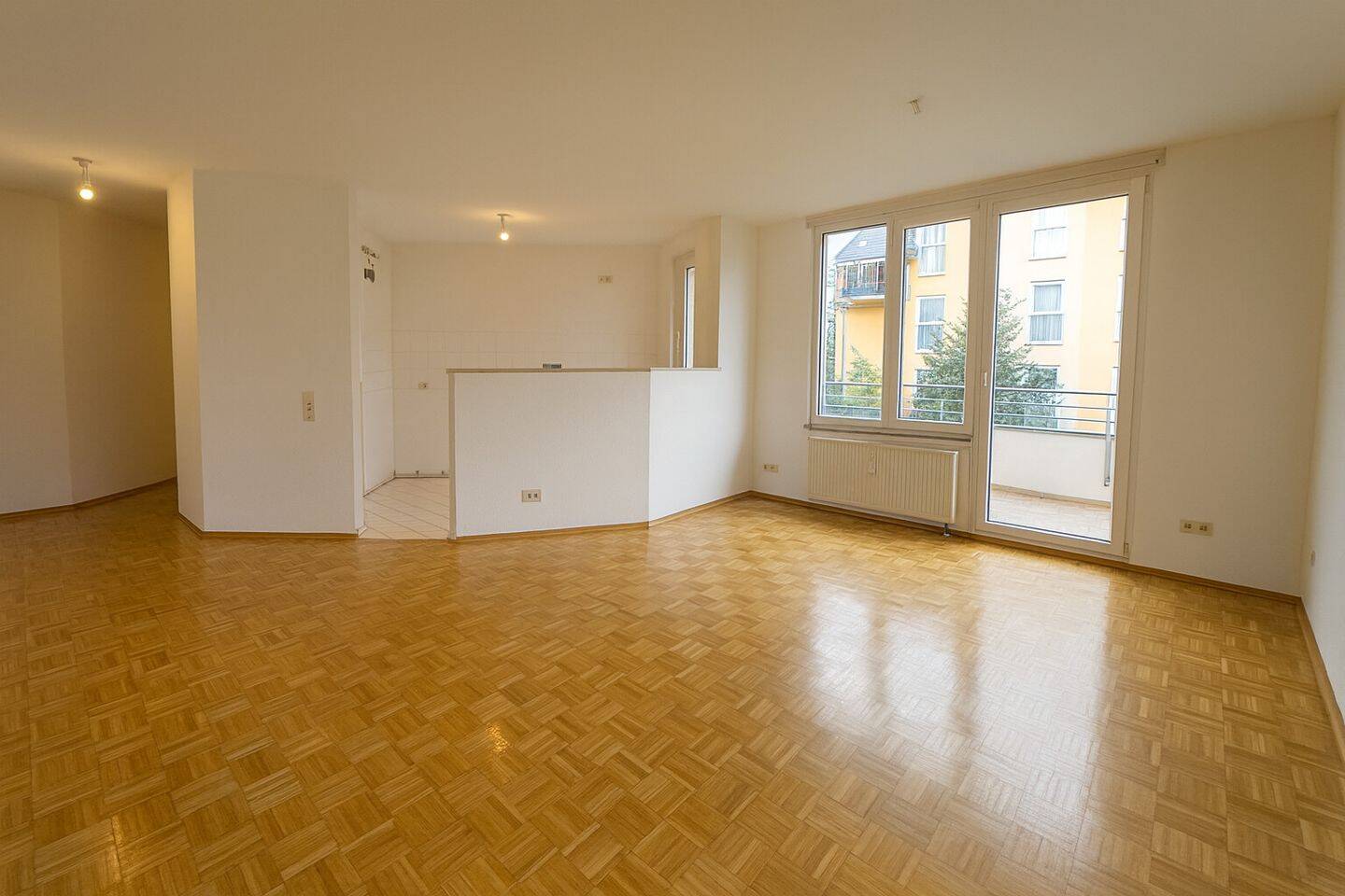 Leerstehende 2-Zimmer-Wohnung mit Sonnenbalkon und TG-Stellplatz in Rheinlage auf Erbbaugrundstück, 40597 Düsseldorf (Benrath Hassels Urdenbach)