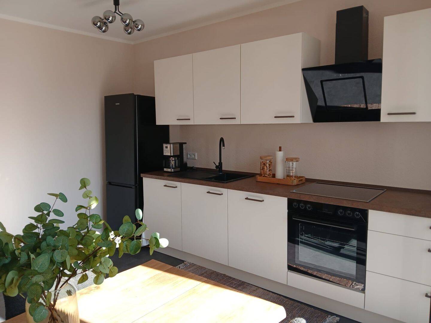 Modernes & möbliertes WG-Zimmer für Frauen mit Balkon in Aschaffenburg-Schweinheim, frisch renoviert, 63743 Aschaffenburg (Gailbach Innenstadt Obernau Obernauer Kolonie Schweinheim)