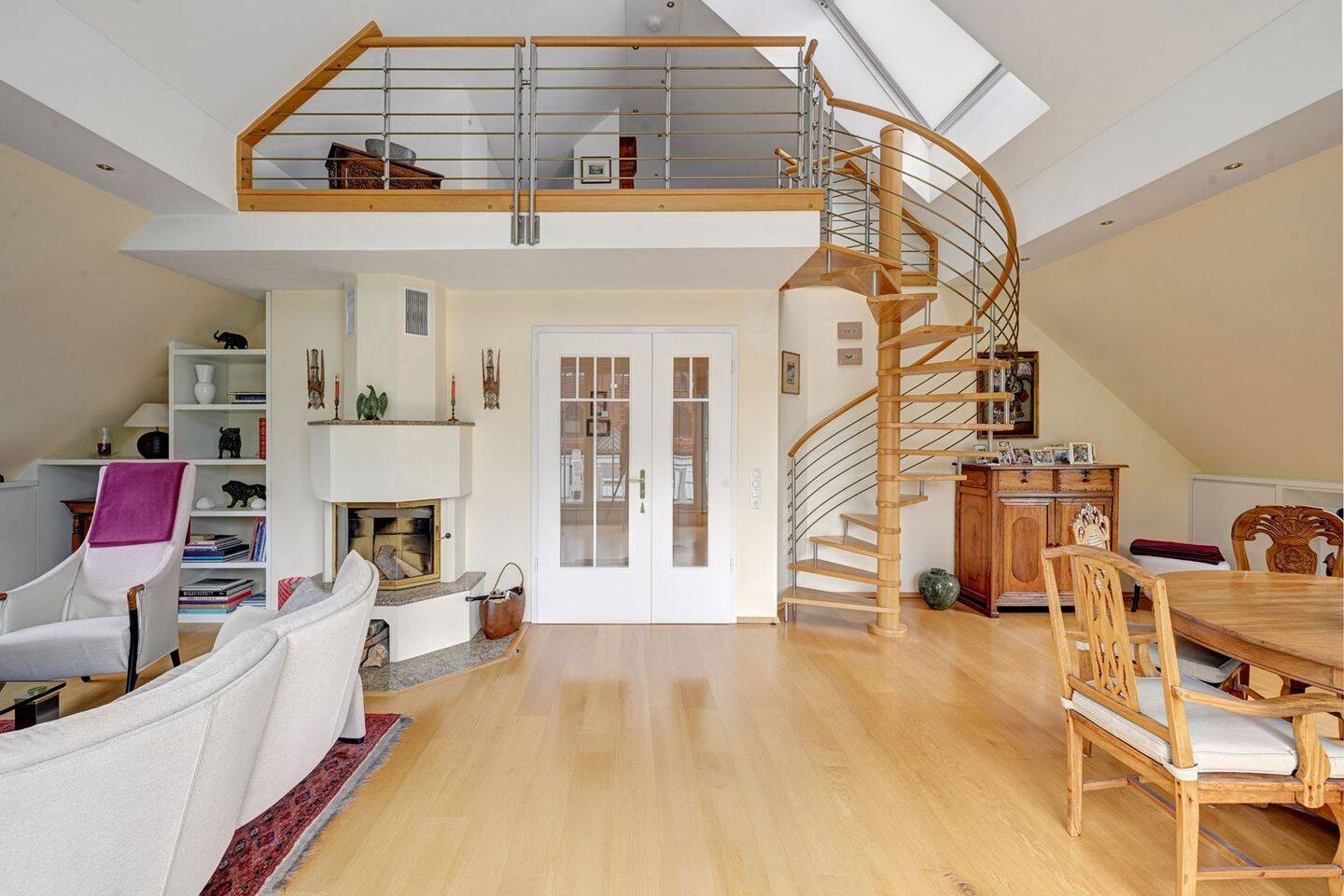NEU in Waldtrudering: Hochwertige & großzügige 4-Zimmer-DG-Wohnung mit 2 Balkonen und Galerie, 81827 München (Ramersdorf-Perlach Trudering-Riem)