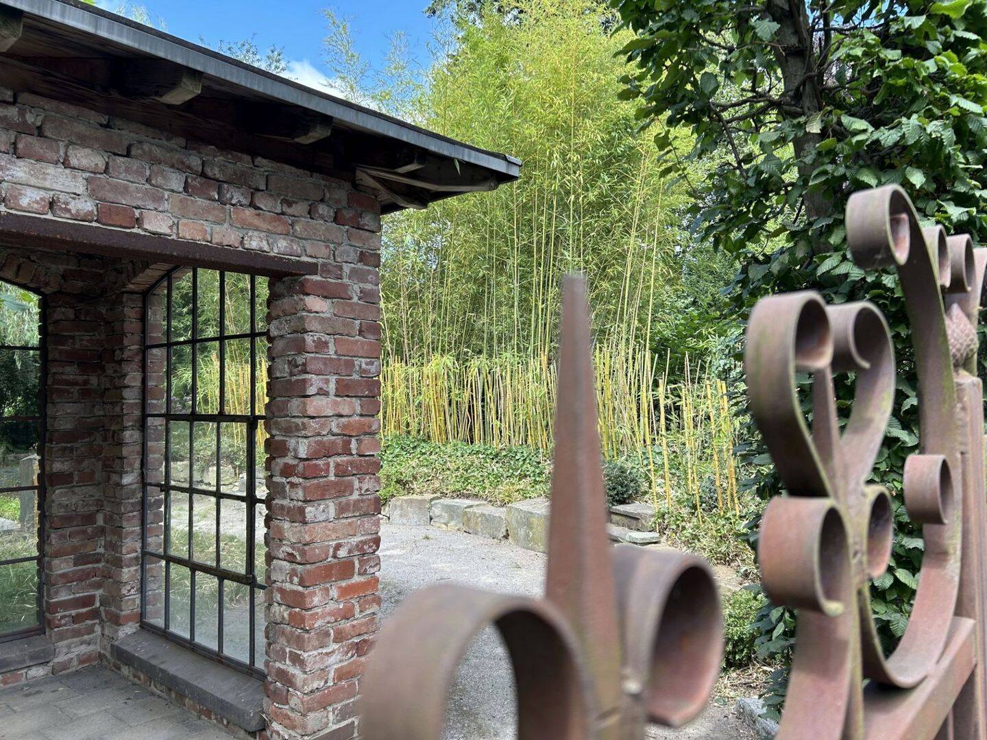Gartenoase mit neuwertiger 2-Zimmer-Wohnung sucht Mieter mit grünem Daumen, 59755 Arnsberg