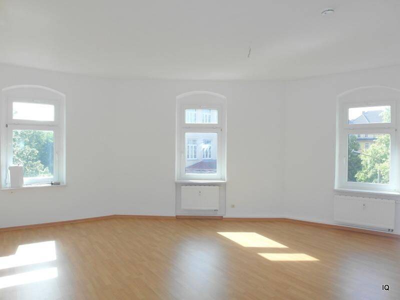 Freundliche 2-Zimmer-Wohnung mit Laminatboden, offener Küche & Bad mit Dusche, 1591 Riesa