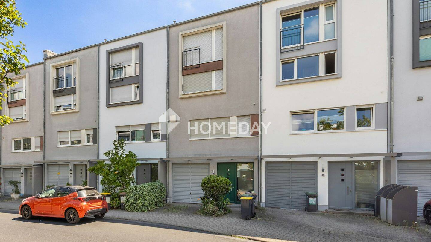 Viel Platz für die Familie im Grünen: Stilvolles Townhouse mit Balkon, Terrasse, Kamin und Garage, 60439 Frankfurt am Main (Heddernheim Kalbach Niederursel Praunheim)