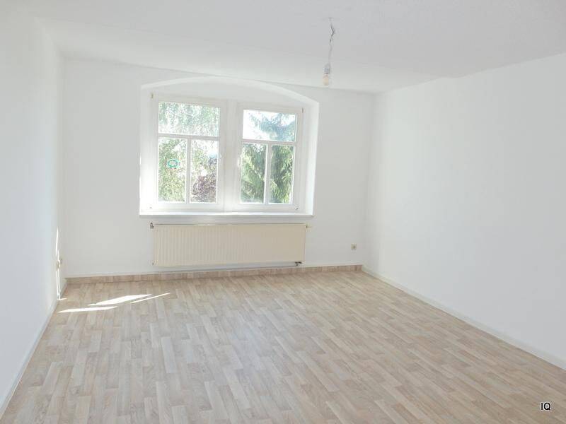 Gemütliche und frisch renovierte 3-Zimmer-Dachwohnung mit neuem Boden, Essküche & Bad mit Badewanne, 2708 Löbau