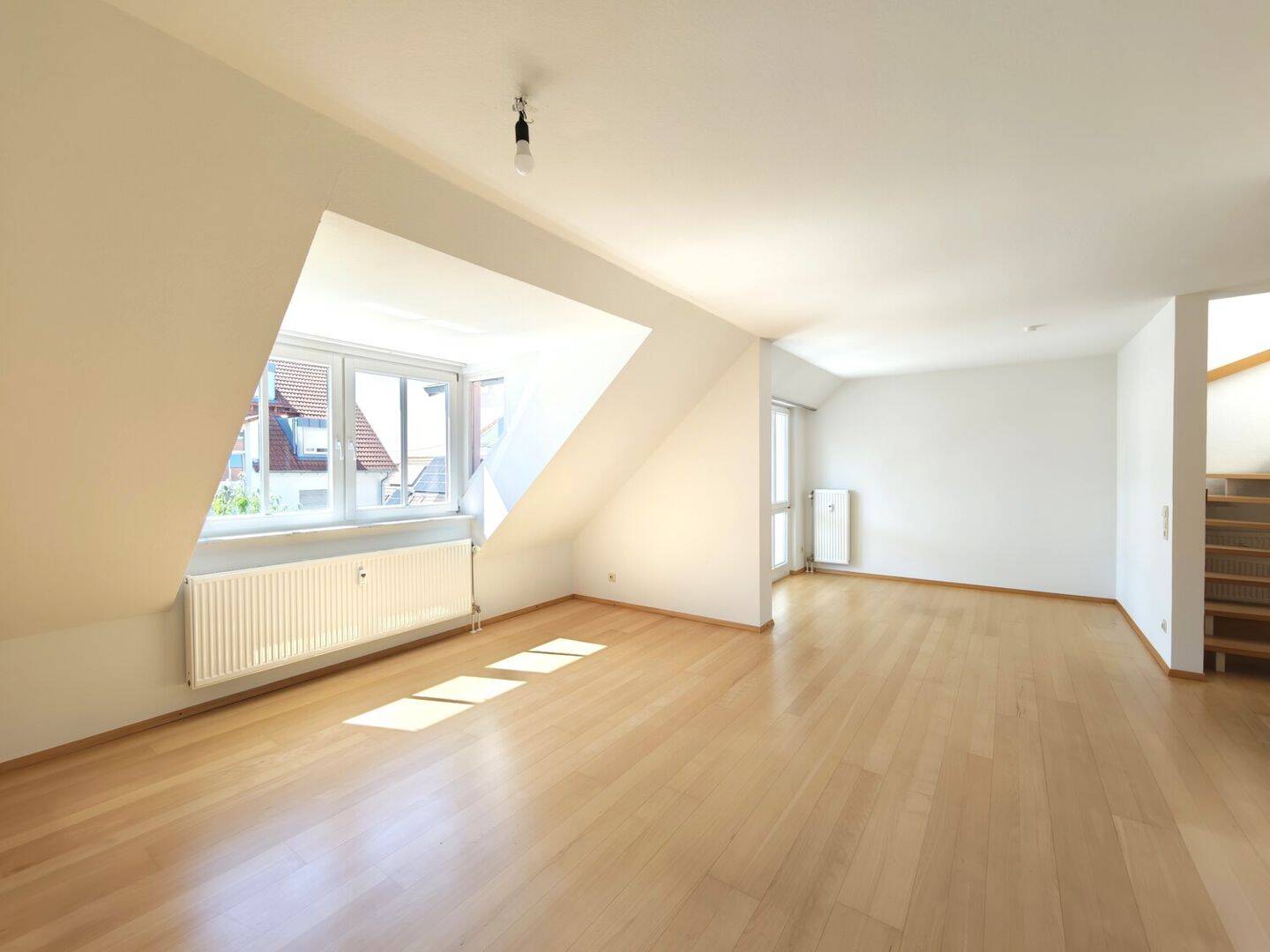 Wohnen auf 2 Ebenen: Helle 3,5-Zi.-Maisonette mit geschützter Loggia, zwei Bädern und Tiefgarage, 72116 Mössingen