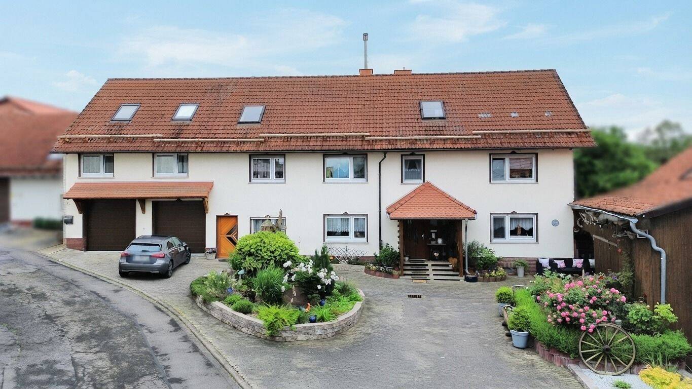 Mehrgenerationenhaus mit Haupthaus, zwei separaten Wohnungen über der Garage und Garten in Lautertal, 36369 Lautertal (Vogelsberg)
