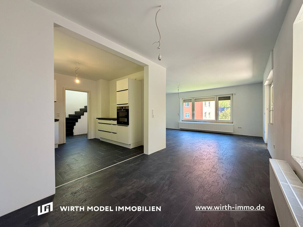Renoviertes freistehendes Einfamilienhaus mit großem Garten und Garage in Dittelbrunn, 97456 Dittelbrunn