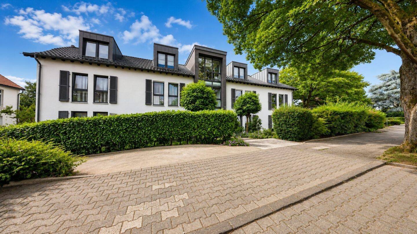 Hochwertige 4-Zimmer-Wohnung mit Terrasse, eigenem Garten und Tiefgaragenstellplatz im begehrten Aachener Südviertel, 52066 Aachen