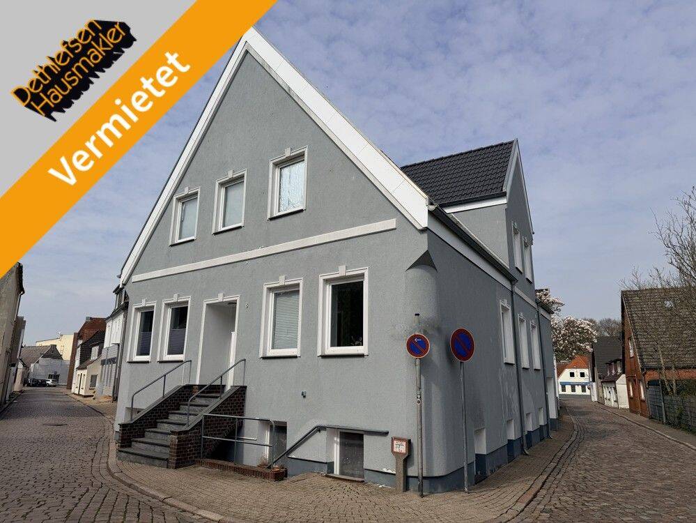 Renovierte 3 Zi.-Whg. im 1. OG eines 3-Parteienhauses mit PKW-Stellplatz, optional mit Garage nahe Marktplatz in Heide, 25746 Heide
