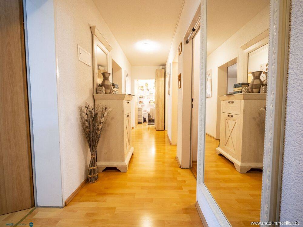 Sofort bezugsfreie 2,5-Zimmer-Wohnung mit Wintergarten und Tiefgarage in Singen, 78224 Singen (Hohentwiel)