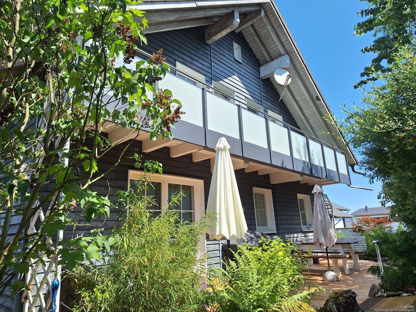 Großzügig leben & wohnen – Besonderes Holzhaus mit großem Garten & Garage in Großalfalterbach, 92364 Deining