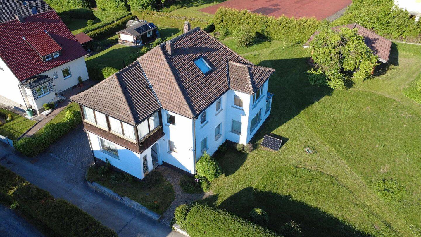 Zweifamilienhaus mit zwei Garagen auf 899qm Grundstück, 96279 Weidhausen b. Coburg