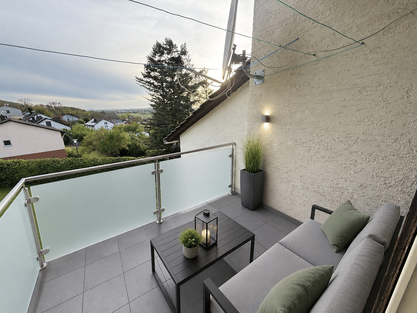 Provisionsfrei & bezugsfähig! Nette 3-Zimmer-Wohnung mit Südwestloggia, ca. 77,6 qm im 1.OG in ruhiger Hanglage, 91463 Dietersheim