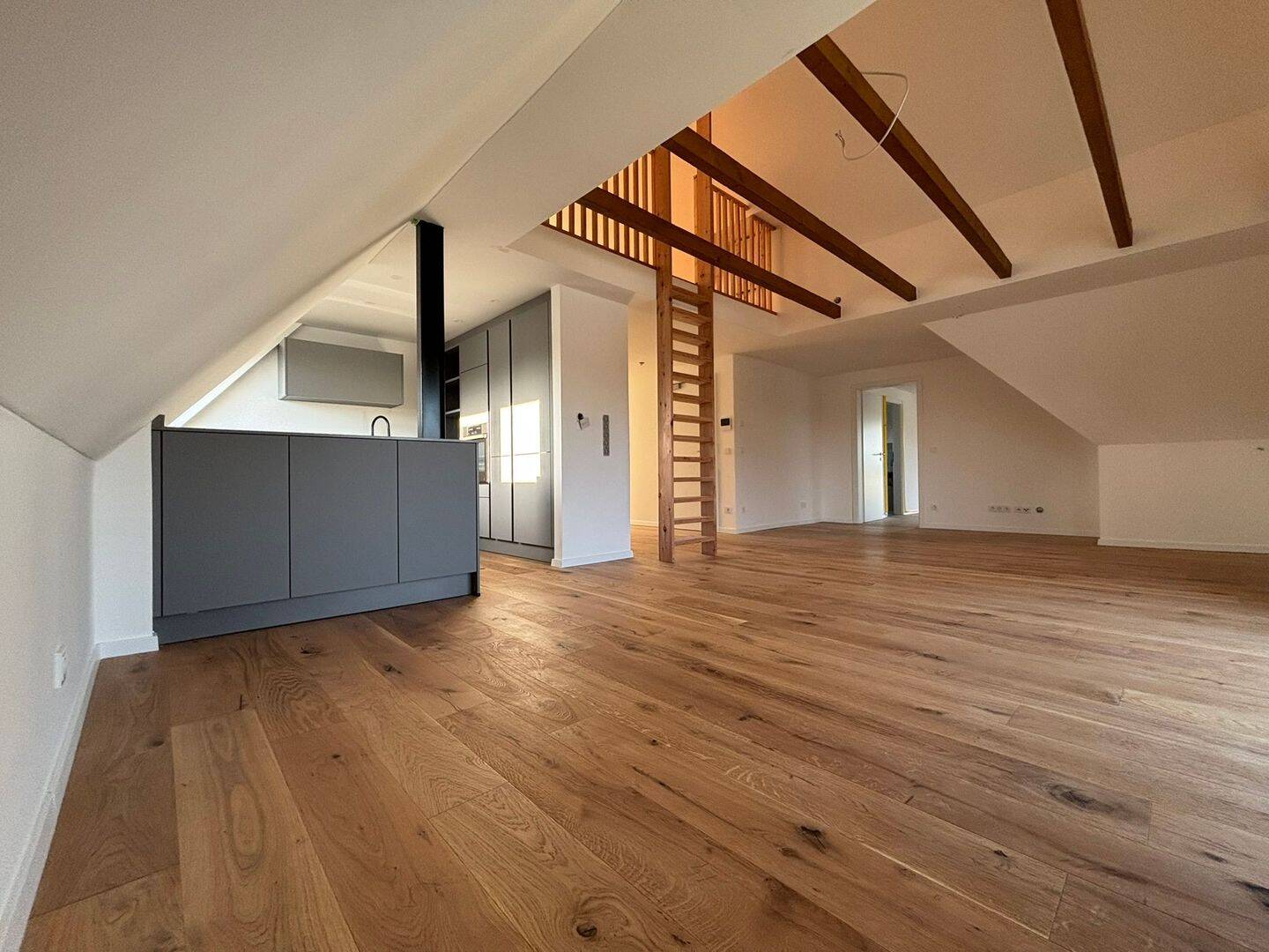 Rückzugsort in Alleinlage: kernsanierte 3,5 Zimmer Dachgeschosswohnung mit zwei Süd-Dachterrassen, 86391 Stadtbergen