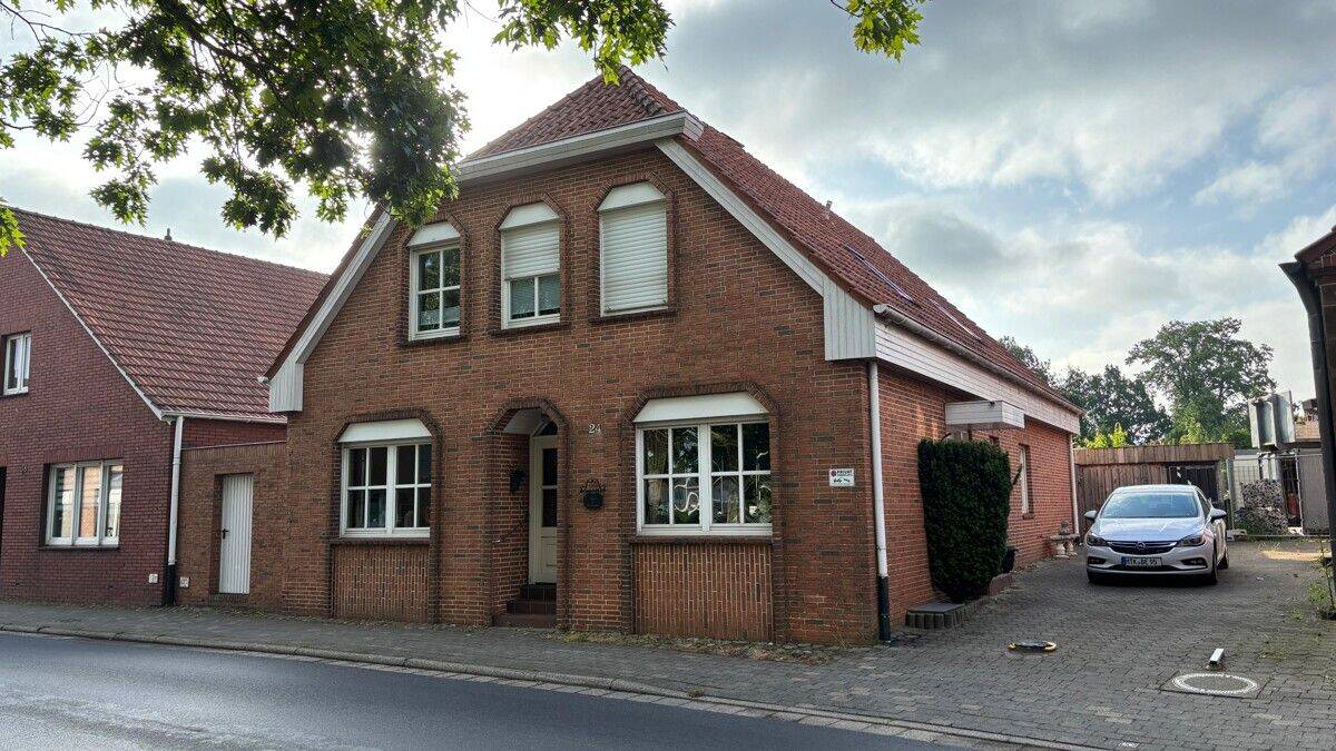Gepflegtes Zweifamilienhaus in zentraler Lage von Veldhausen, 49828 Neuenhaus