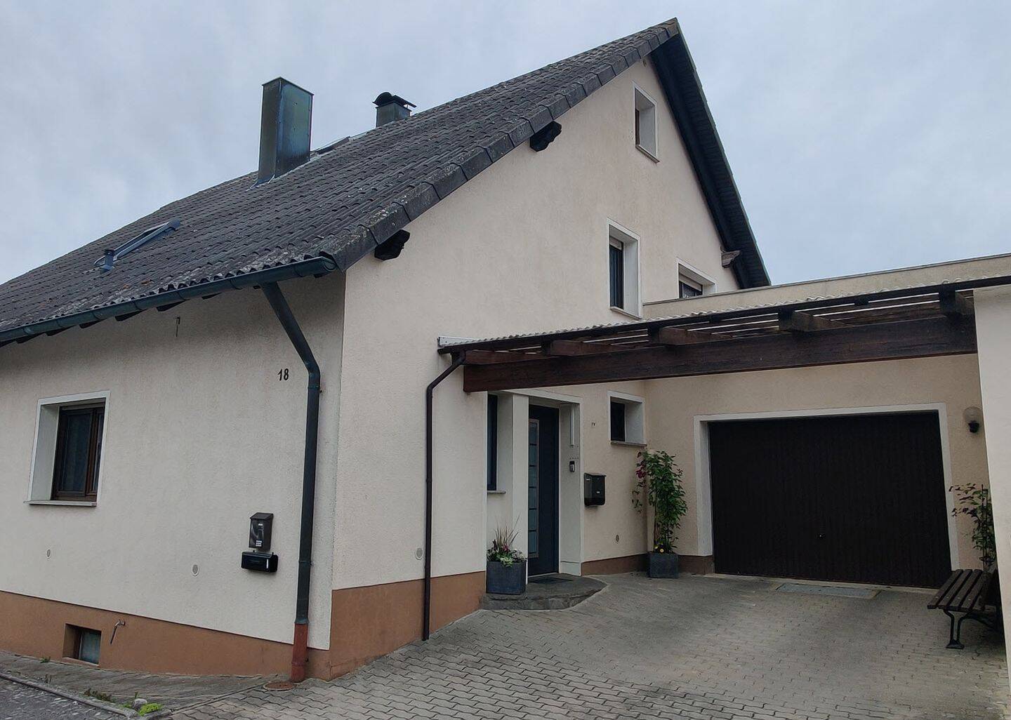 Großzügiges Zweifamilienhaus mit Einliegerwohnung, großem Garten und zahlreichen Modernisierungen in Schonungen-Abersfeld, 97453 Schonungen