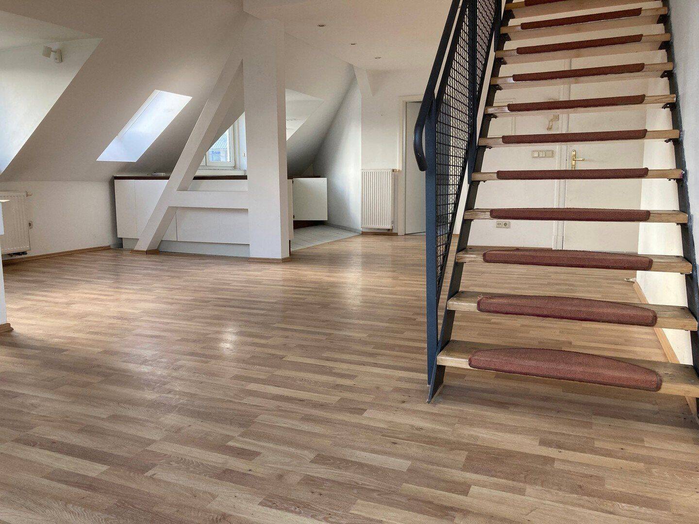 Loftfeeling auf 2 Ebenen, außergewöhliche & lichtdurchflutete Galeriewohnung, 4328 Leipzig (Paunsdorf Sellerhausen-Stünz)