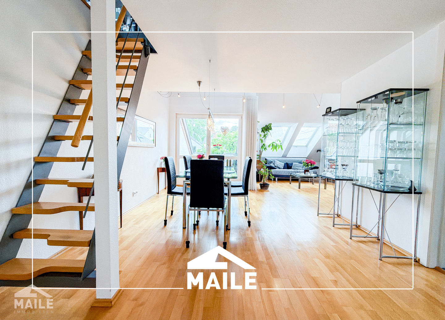 Helle Maisonette mit Dachbalkon, drei Schlafzimmern, zwei Bädern und Tiefgarage!, 70599 Stuttgart
