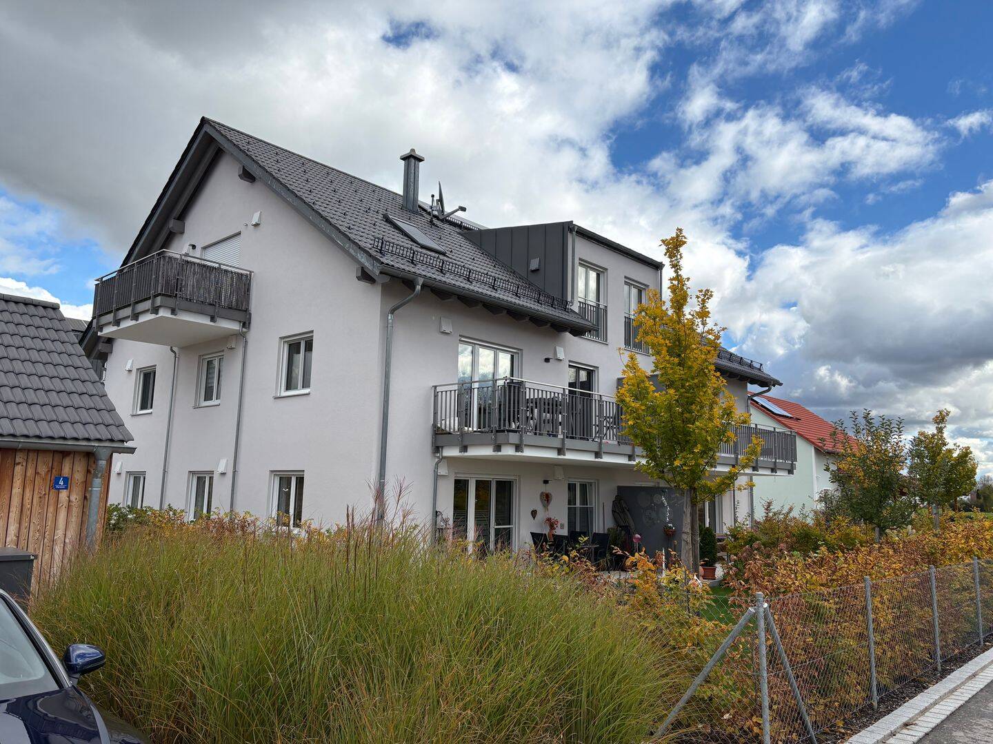 Neuwertige 2-Zimmer-Dachgeschosswohnung (Baujahr 2023) mit Balkon, Fernblick und Carport in Winhöring, 84543 Winhöring