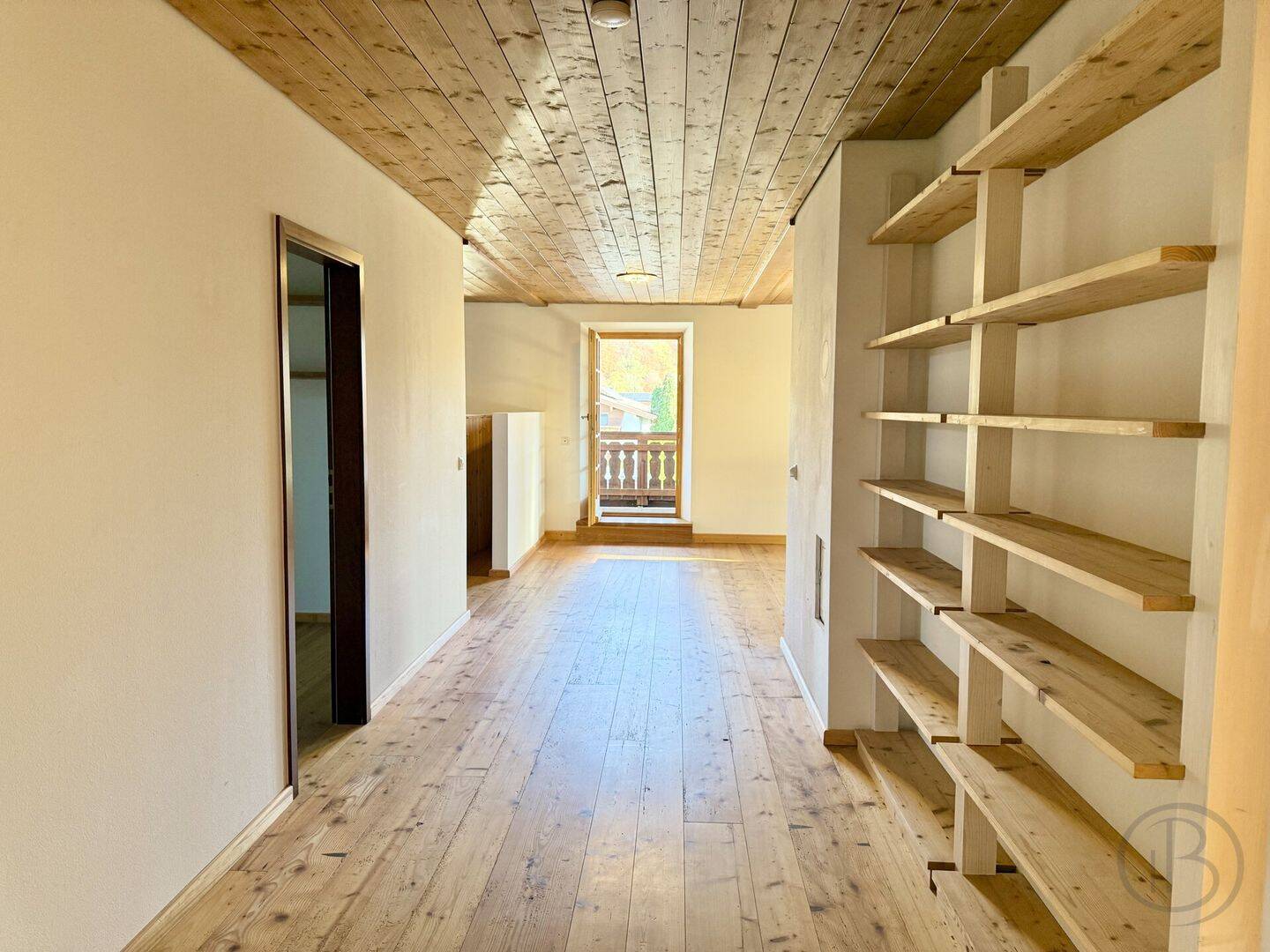 Wohnen auf denkmalgeschützen Bauernhof! Große 4 Zi.-Dachgeschosswhg mit Gartenanteil & Carport., 83377 Vachendorf