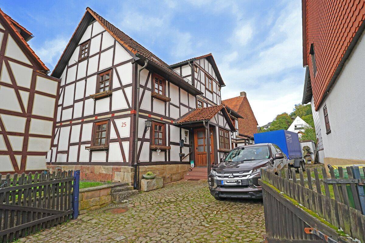 HISTORISCHES KULTURDENKMAL MIT ENTWICKLUNGSPOTENTIAL IN ZENTRALER LAGE VON HELSA, 34298 Helsa