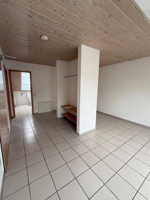Röpke + Partner Immobilien: Attraktive 2-Zimmer-Wohnung im Dachgeschoss mit Balkon, 75179 Pforzheim
