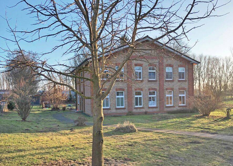 Mehrfamilienhaus mit 3 WE (vermietet) und einem noch abzutrennenden Baugrundstück, 23923 Lüdersdorf