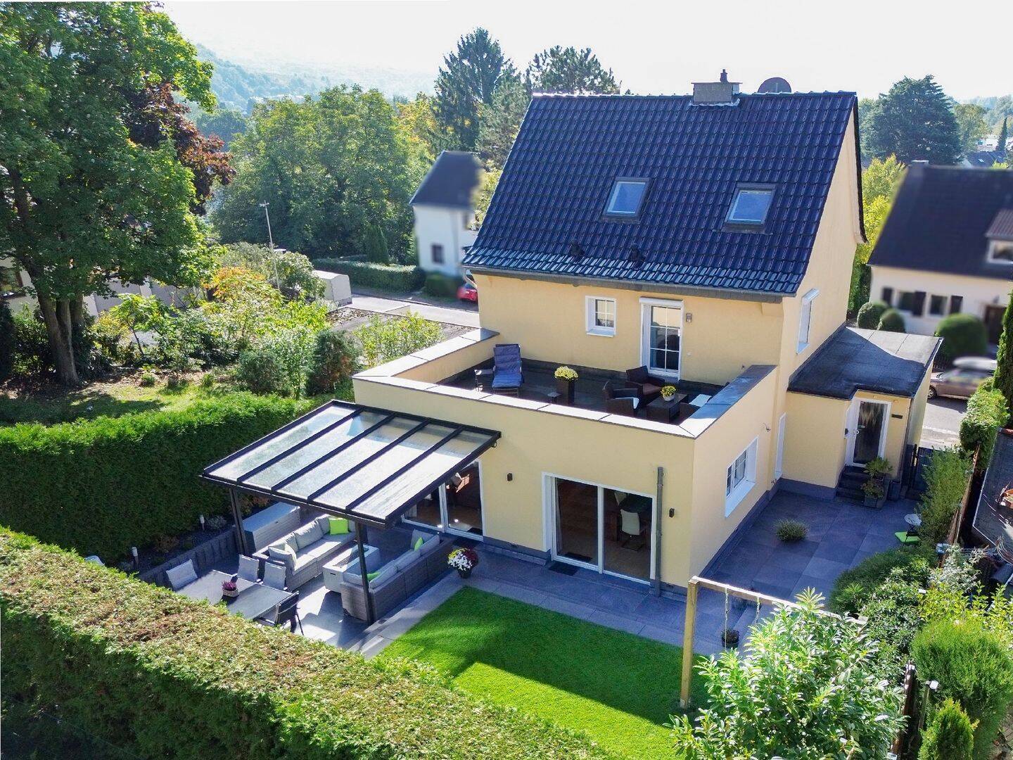 Oberkassel saniertes, erweitertes Familiehaus in begehrter Lage mit toll angelegtem Garten, 53227 Bonn