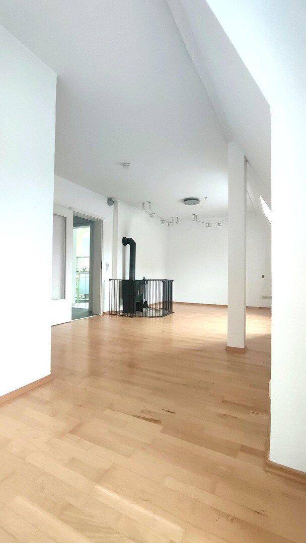 Außergewöhnliche Wohnung im Maisonette-Stil mit Kamin, 2 Bädern & 4 Zimmer Potential auf knapp 100qm, 86154 Augsburg (Oberhausen)